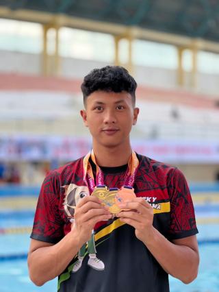 Personil Polres Kuansing Bripda Ricky Sabet 2 Medali Emas dan 1 Medali Perunggu di Kejurda Riau Swim